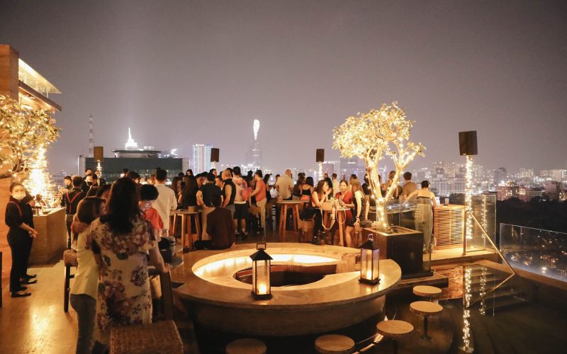 Rooftop sang trọng, lý tưởng cho tiệc tối và gặp gỡ bạn bè trong top nhà hàng 5 sao tphcm