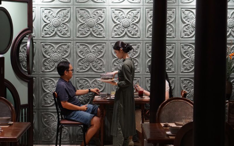 Nhân viên Madame Lam phục vụ thực khách chu đáo và chuyên nghiệp