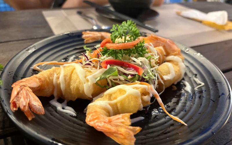 Món tôm chiên giòn hấp dẫn, ăn kèm salad thanh mát trong top nhà hàng 5 sao tphcm