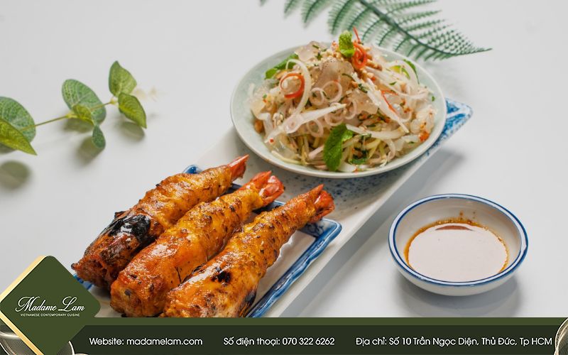 Tôm nướng ăn kèm gỏi thanh mát, tạo nên hương vị hài hòa