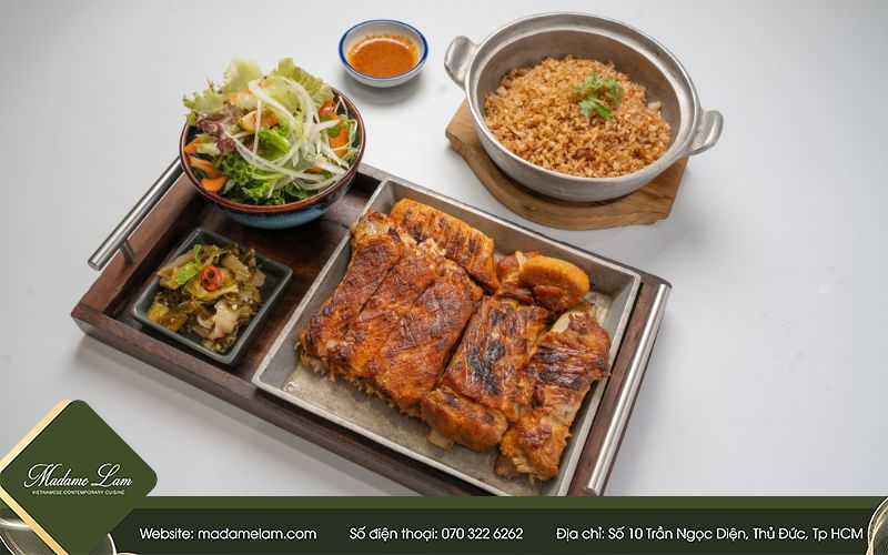Set cơm và thịt nướng hấp dẫn, phù hợp cho bữa ăn trọn vị