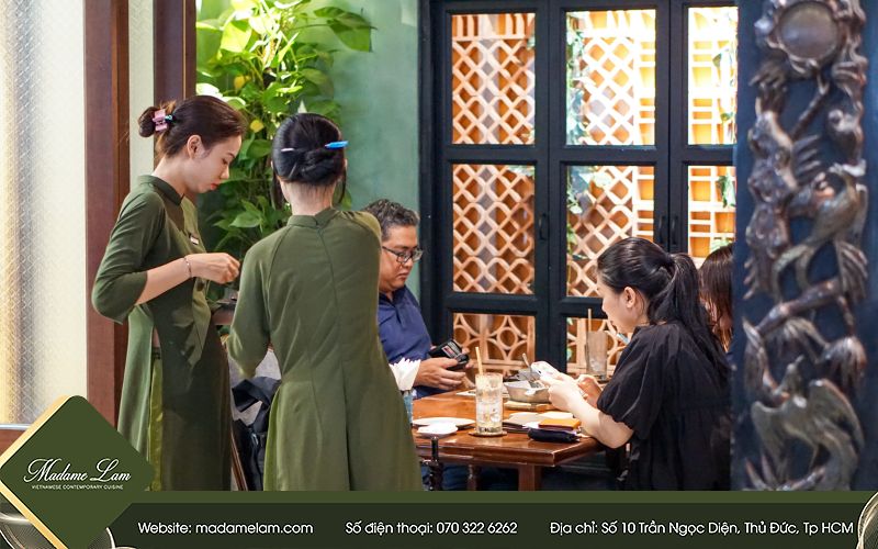 Nhân viên Madame Lam phục vụ thực khách chu đáo và chuyên nghiệp
