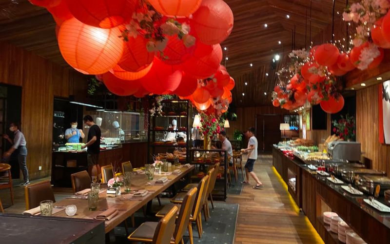 Không gian buffet nhà hàng sang trọng với sắc đỏ nổi bật trong top nhà hàng 5 sao tphcm