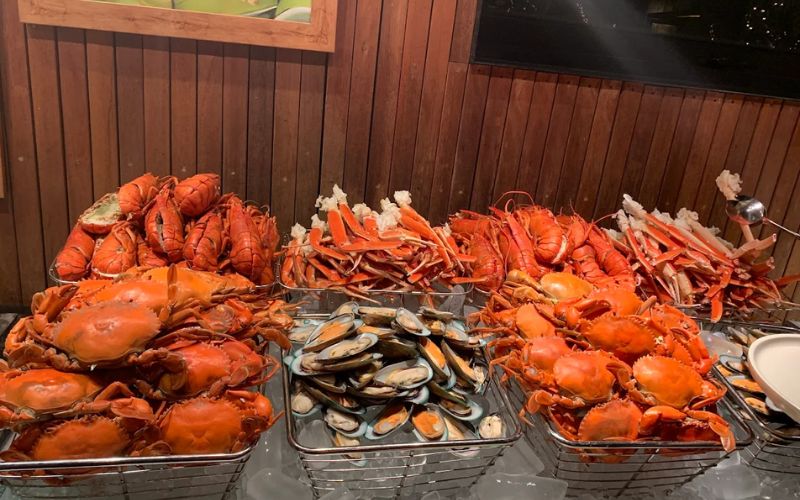 Hải sản tươi ngon được phục vụ trong khu vực buffet cao cấp