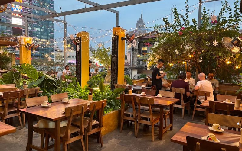 An airy outdoor dining space, ideal for a relaxing dinner