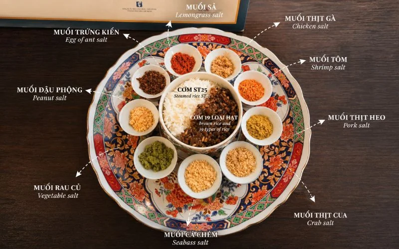 Gạo ST25 kết hợp cùng 19 loại hạt và 9 loại muối thủ công tạo nên nhiều tầng hương vị khác nhau