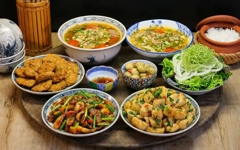 Mâm cơm gia đình thể hiện nét gắn kết trong văn hóa người Việt
