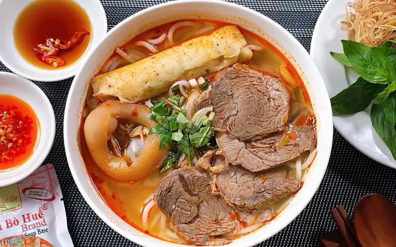 Bún bò Huế nổi bật với nước dùng đậm đà và hương thơm đặc trưng