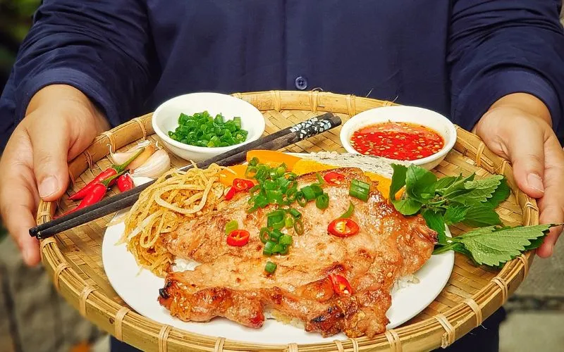 Cơm tấm là món ăn quen thuộc gắn liền với đời sống người dân Nam Bộ