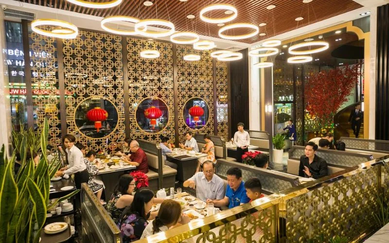 Không gian Quảng Đông sang trọng với hệ thống bàn ăn riêng tư