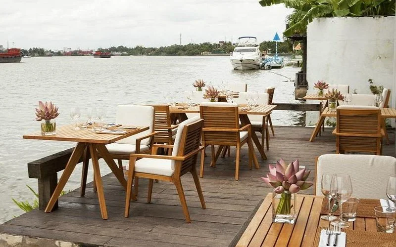 Không gian ngoài trời sát bờ sông mang đến trải nghiệm dùng bữa thư thái và gần gũi với thiên nhiên