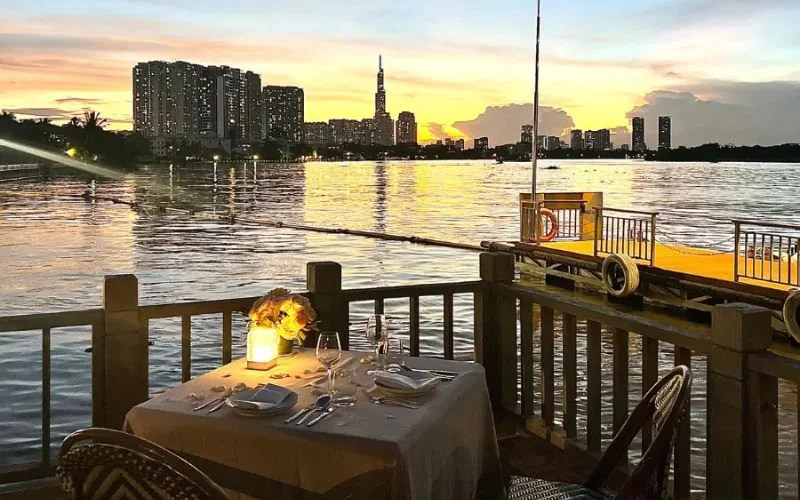 Bàn ăn ven sông lý tưởng để ngắm hoàng hôn và skyline thành phố