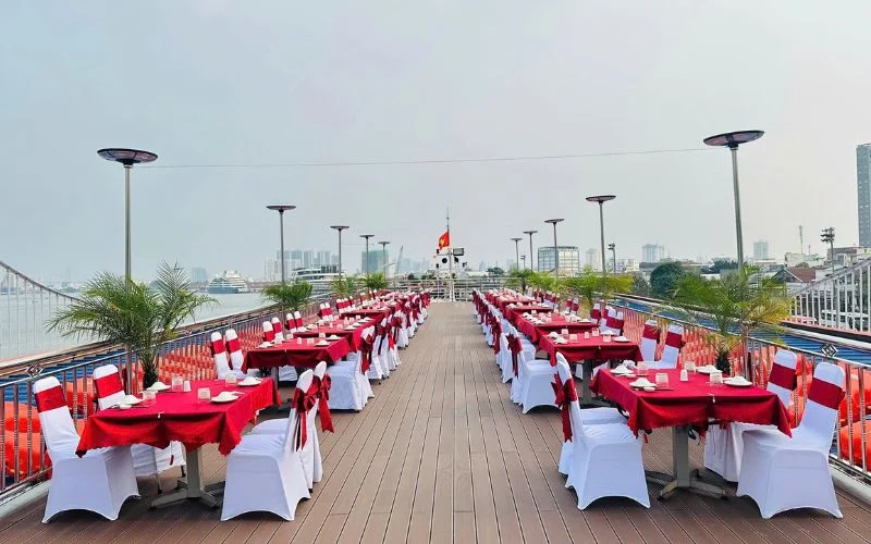 Không gian dùng bữa trên du thuyền với tầm nhìn rộng ra sông Sài Gòn và cảnh quan hai bên bờ
