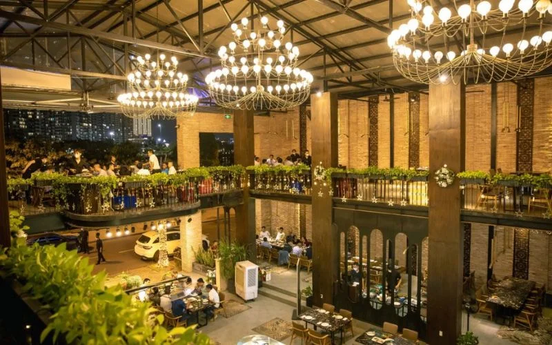 Không gian dùng bữa sang trọng với thiết kế mở và ánh đèn nổi bật