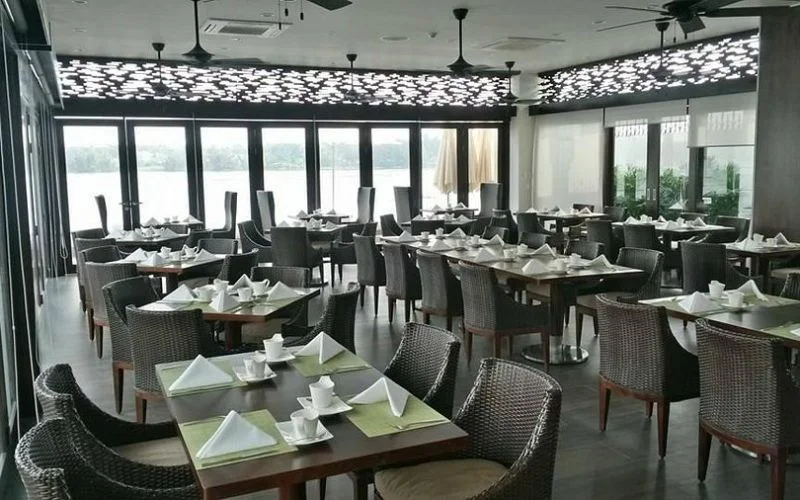Không gian trong nhà sang trọng với các vị trí ngồi hướng sông, phù hợp cho những buổi gặp gỡ và dùng bữa cùng gia đình, đối tác