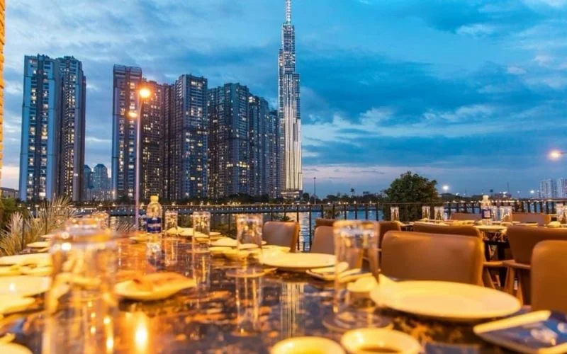 View Landmark 81 và sông Sài Gòn tạo điểm nhấn cho trải nghiệm ăn tối
