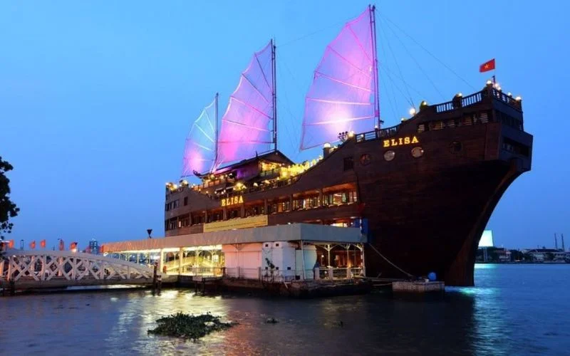 Elisa Floating Restaurant nổi bật với thiết kế du thuyền nhiều tầng lung linh bên sông Sài Gòn khi thành phố lên đèn