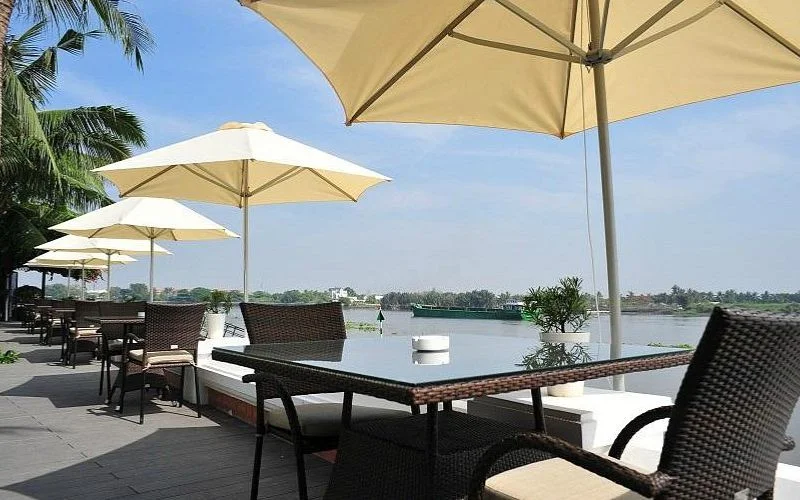 Không gian ngoài trời ven sông tại Bistro Song Vie với tầm nhìn thoáng đãng hướng ra sông Sài Gòn và hàng ghế ngồi thư giãn giữa thiên nhiên