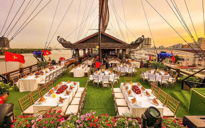 Khu vực boong ngoài trời trên tàu Elisa Floating Restaurant với tầm nhìn hướng sông Sài Gòn và không gian tổ chức tiệc sang trọng