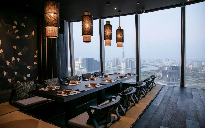 Phòng ăn riêng tại Sorae Restaurant & Lounge sở hữu cửa kính toàn cảnh hướng về skyline trung tâm TPHCM