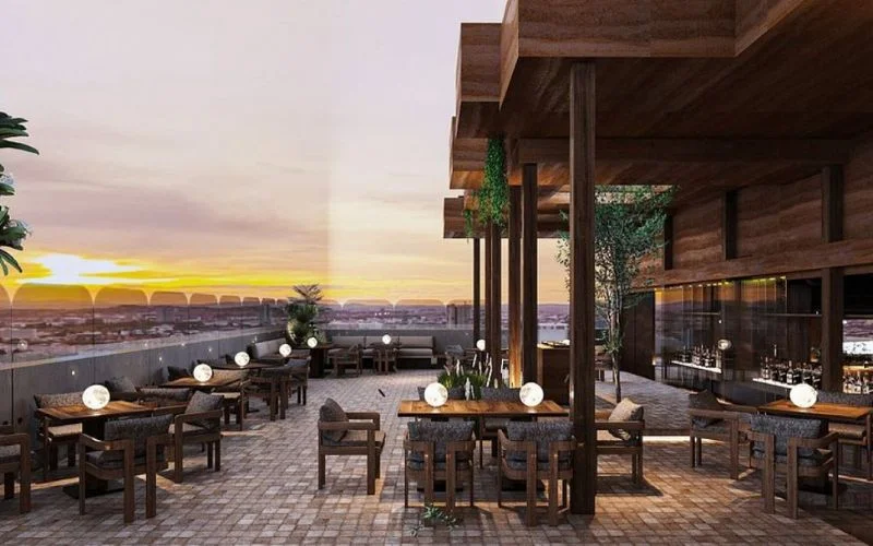 Khu vực ngoài trời tại Shri Lifestyle Dining sở hữu góc ngắm hoàng hôn ấn tượng từ trên cao giữa trung tâm Sài Gòn