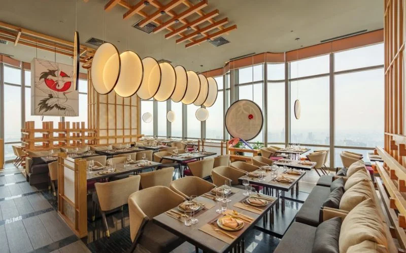 Không gian sang trọng tại Tenku Sky Restaurant với thiết kế Nhật Bản hiện đại và tầm nhìn toàn cảnh thành phố qua hệ thống cửa kính lớn