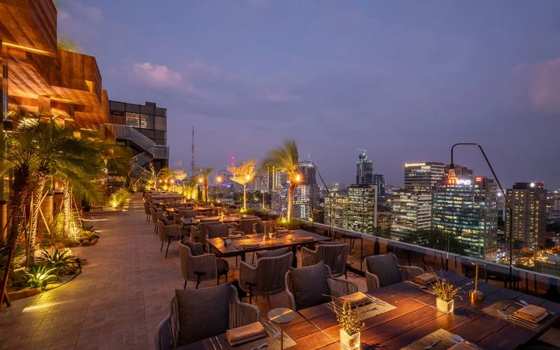 Không gian rooftop tại Shri Lifestyle Dining với tầm nhìn toàn cảnh skyline TPHCM lung linh khi thành phố lên đèn