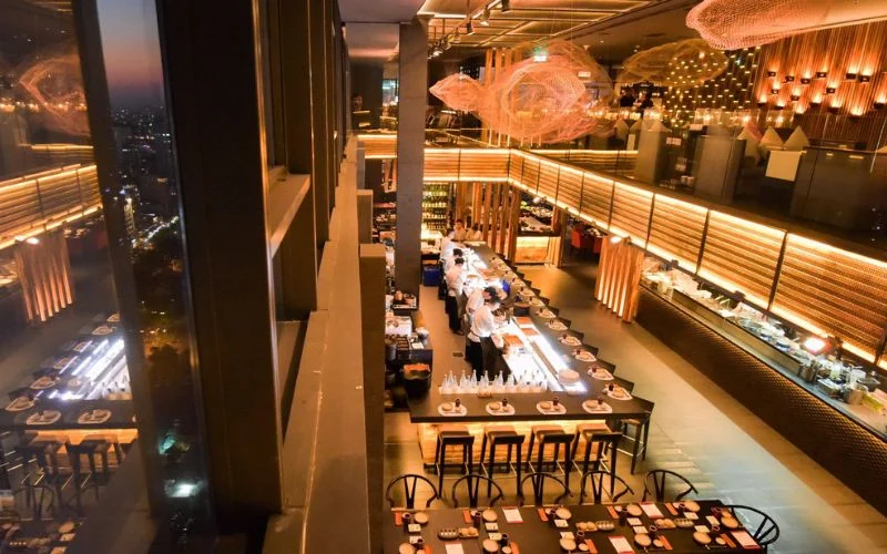 Không gian ẩm thực hiện đại tại Sorae Restaurant & Lounge với tầm nhìn thành phố lung linh từ trên cao