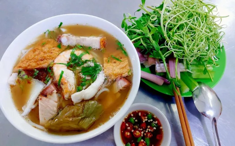 Bún mắm là đặc sản miền Tây nổi tiếng với nước dùng đậm đà được nấu từ các loại mắm truyền thống