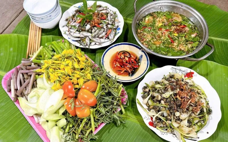 Lẩu bông điên điển là món ăn đặc trưng mùa nước nổi miền Tây