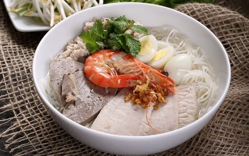 Hủ tiếu miền Nam là món ăn quen thuộc với nước dùng thanh ngọt, đậm đà