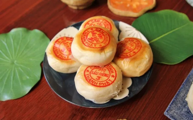 Bánh pía Sóc Trăng là đặc sản miền Tây với vị thơm béo đặc trưng