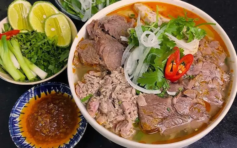 Bún bò Huế là tinh hoa ẩm thực cố đô với vị cay nồng, đậm đà
