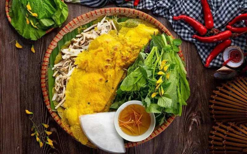 Bánh xèo miền Tây hấp dẫn với lớp vỏ giòn và nhân tôm thịt thơm ngon