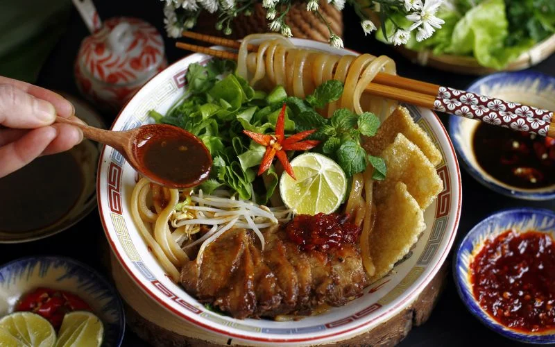 Cao lầu món ăn gắn liền với lịch sử phát triển của Hội An