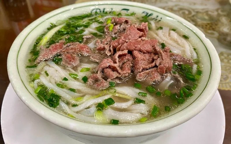 Phở món ăn truyền thống Việt Nam nổi tiếng với hương vị nước dùng thanh ngọt, đậm đà