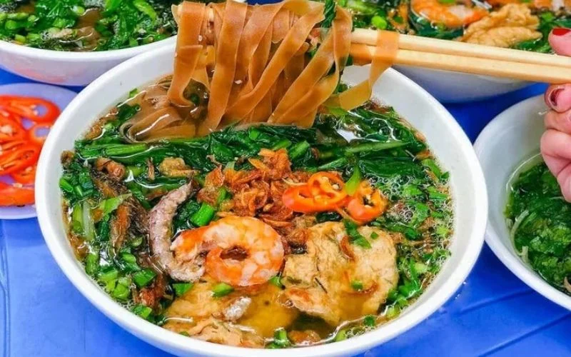 Món ăn đặc trưng với sợi bánh đa đỏ và nước dùng cua đậm vị