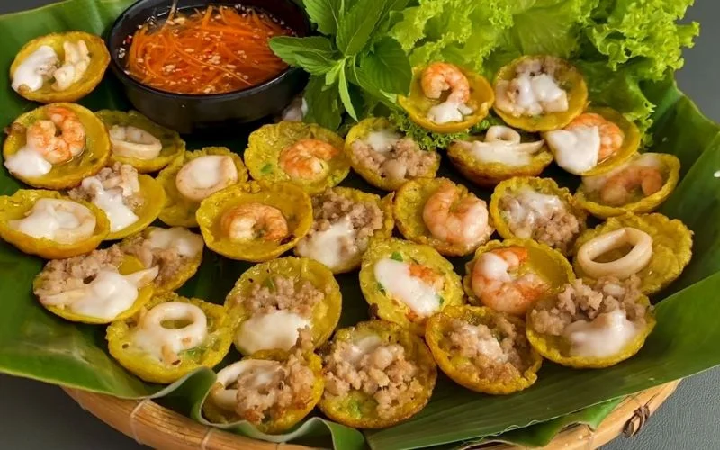 Bánh khọt đặc sản miền Nam với lớp vỏ giòn, nhân tôm thơm ngon