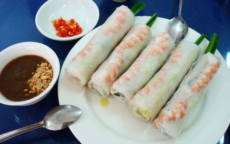 Gỏi cuốn món ăn thanh nhẹ kết hợp hài hòa giữa rau xanh, tôm thịt và nước chấm đặc trưng
