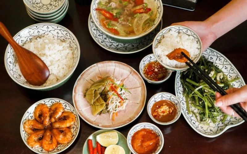 Mâm cơm truyền thống Việt nam miền Trung với hương vị đậm đà