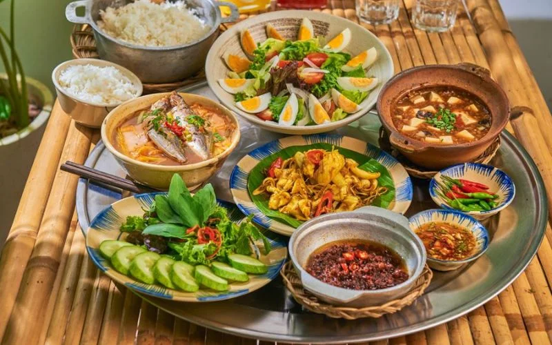 Mâm cơm truyền thống miền Nam với sự đa dạng món ăn