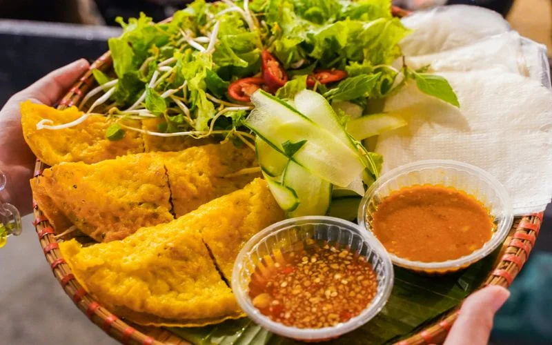 Bánh xèo miền Trung giòn rụm, hấp dẫn trong những ngày mưa lạnh