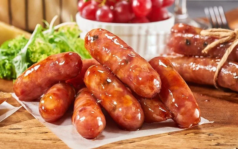 Lạp xưởng đỏ hồng tượng trưng cho may mắn và sung túc ngày đầu năm
