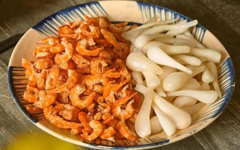 Củ kiệu tôm khô món ăn kèm quen thuộc trong mâm cỗ Tết miền Nam