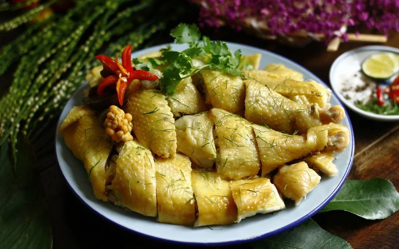 Gà luộc vàng óng được dâng cúng tổ tiên trong dịp Tết Nguyên Đán