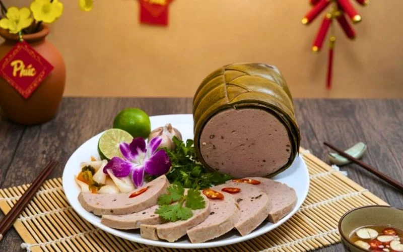 Chả bò thơm ngon là món đãi khách quen thuộc trong dịp Tết