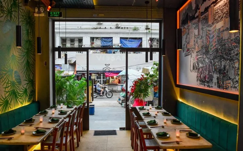 Mặt tiền và không gian độc đáo của Anan Saigon giữa khu chợ cũ Tôn Thất Đạm