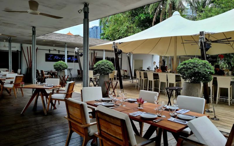 The Deck Saigon - Không gian ven sông thoáng đãng