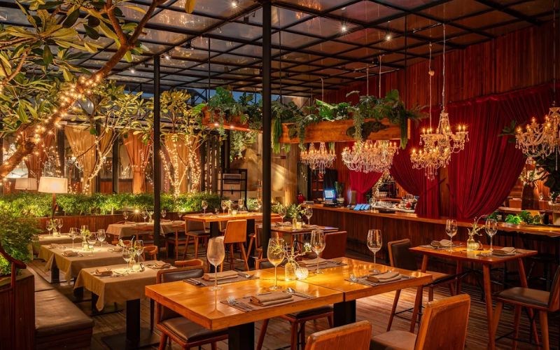 The LOG Restaurant - Không gian sang trọng giữa khu trung tâm