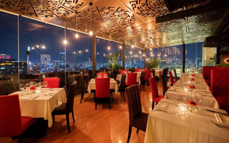Shri Restaurant & Lounge - Không gian rooftop nhìn thành phố